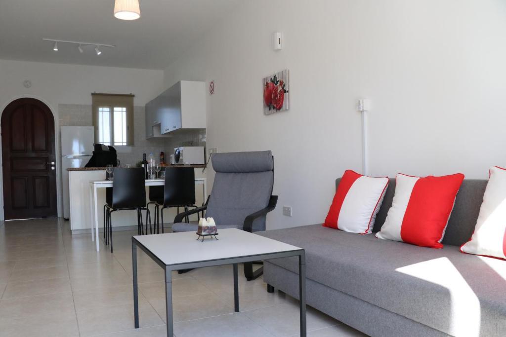 Cyking 2 bed Apartment with pool & 10 min to beach — фото 6