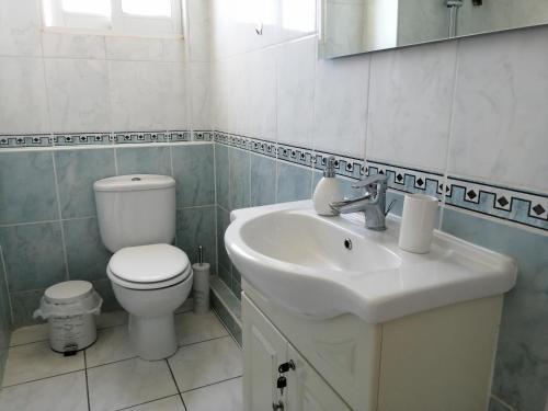Пафос: Alex's Vacation Suite - 100m From the Beach - 6 Guests