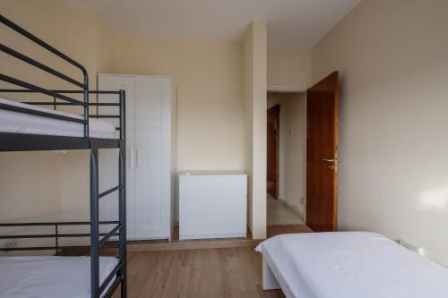 Ларнака: Spacious 2bdr @ Mackenzie
