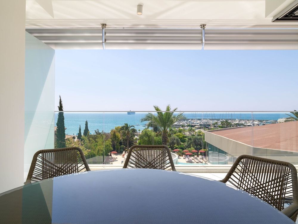 Лимассол: The Tower at St Raphael Resort