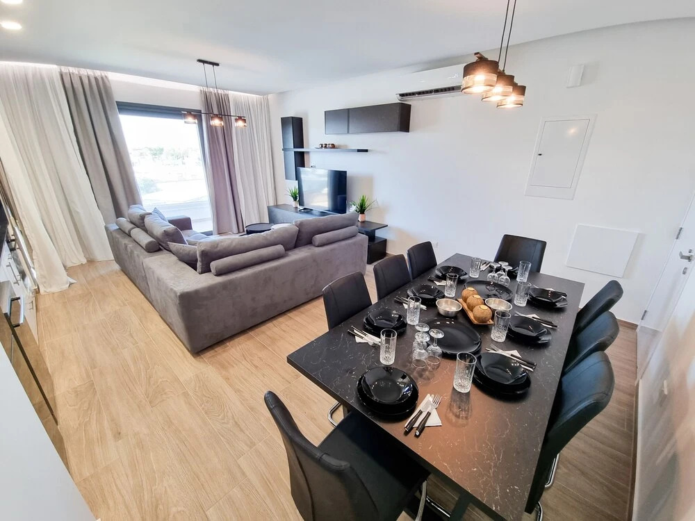 Паралимни: Lucky Strike Apartment