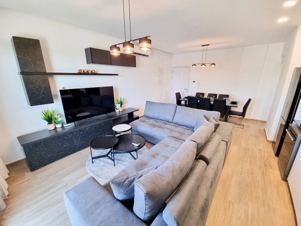 Паралимни: Lucky Strike Apartment