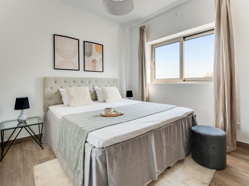 Гермасойя: Sanders Evolution - Chic 3-bdr Apt w/ Shared Pool