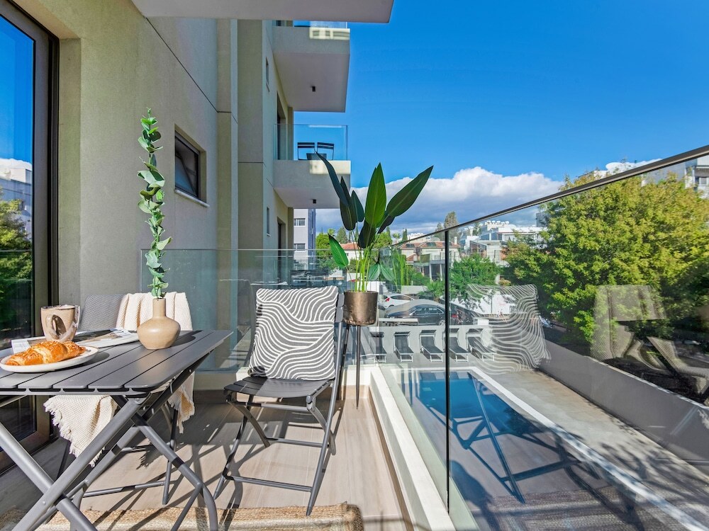 Гермасойя: Sanders Evolution - Chic 3-bdr Apt w/ Shared Pool