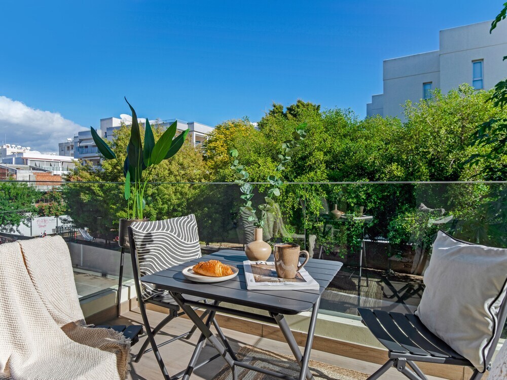 Гермасойя: Sanders Evolution - Chic 3-bdr Apt w/ Shared Pool