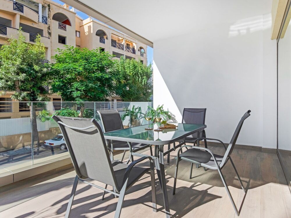 Гермасойя: Sanders Evolution - Chic 3-bdr Apt w/ Shared Pool