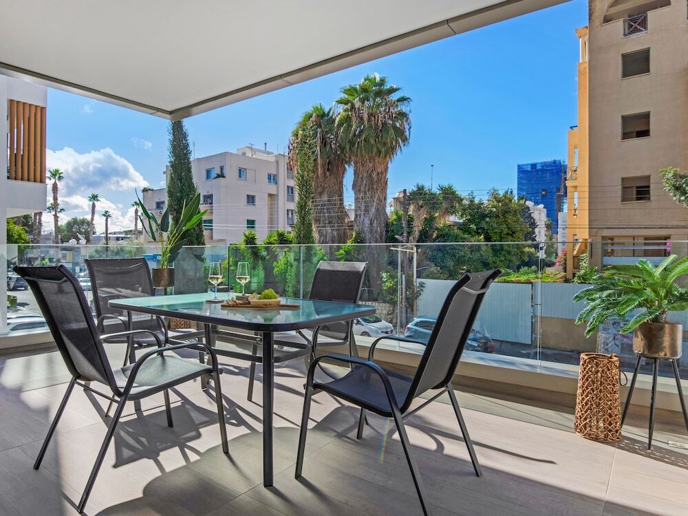 Гермасойя: Sanders Evolution - Chic 3-bdr Apt w/ Shared Pool