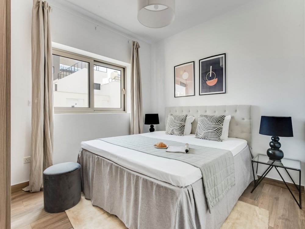 Sanders Evolution - Chic 3-bdr Apt w/ Shared Pool — фото 3