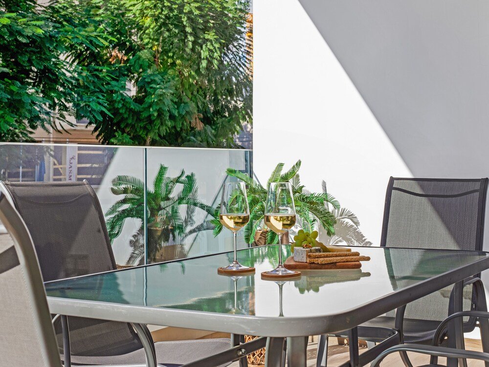 Гермасойя: Sanders Evolution - Chic 3-bdr Apt w/ Shared Pool