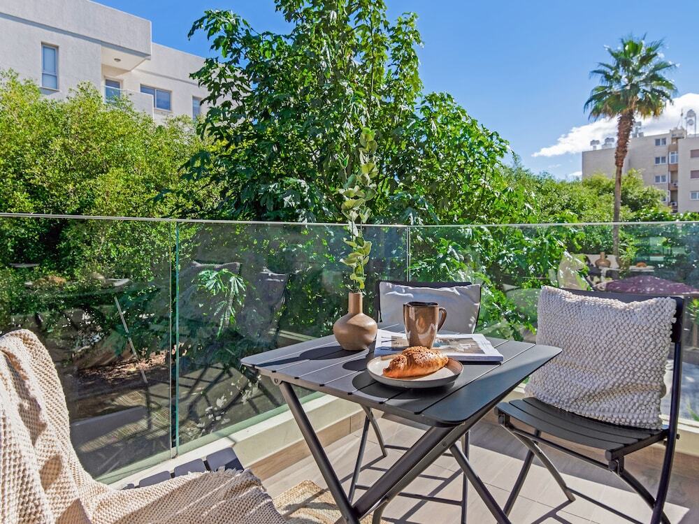 Гермасойя: Sanders Evolution - Chic 3-bdr Apt w/ Shared Pool
