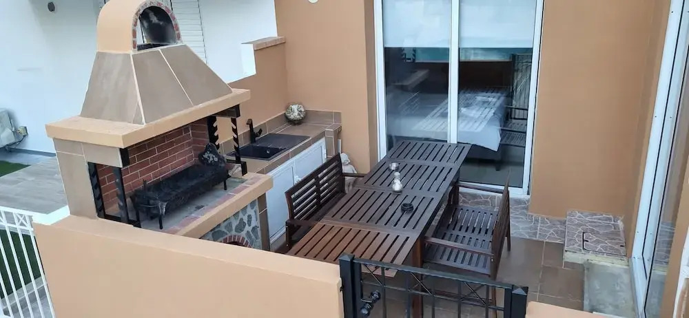Паралимни: Stunning 2-bed House Ground Floor With Pool