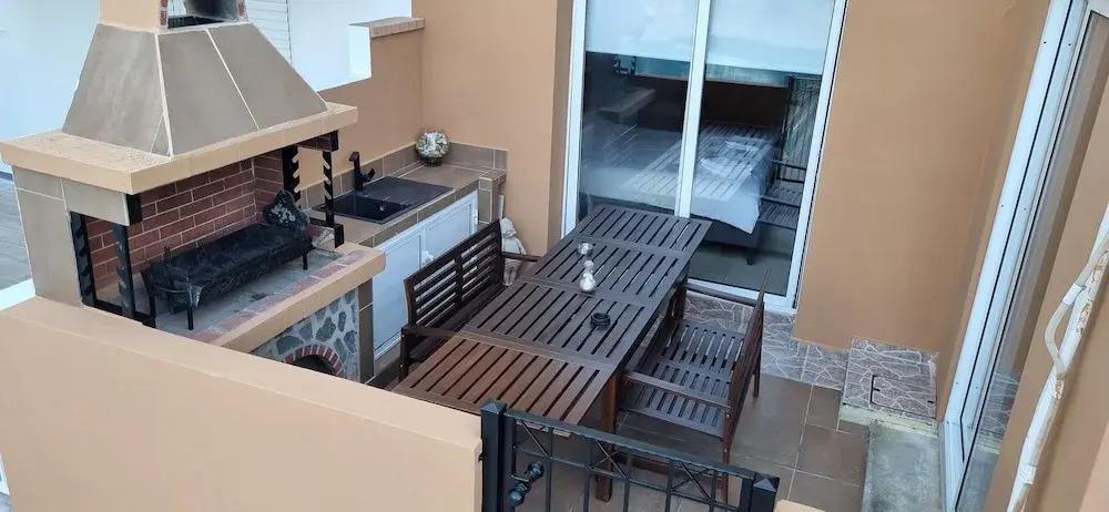 Паралимни: Stunning 2-bed House Ground Floor With Pool