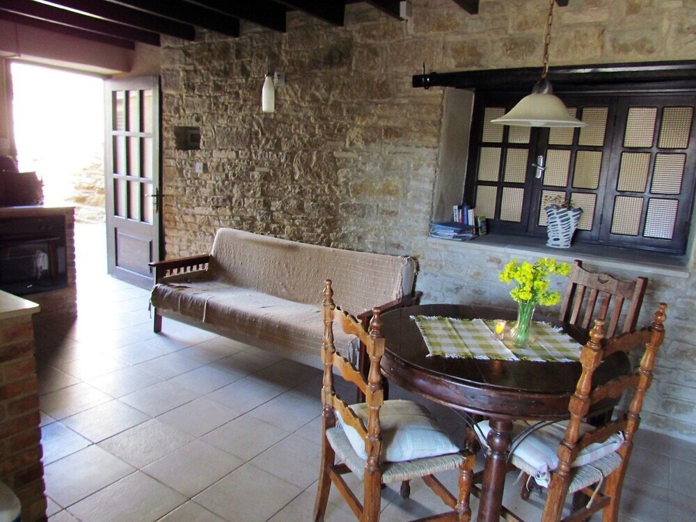 Точни: Mespilo House Tochni