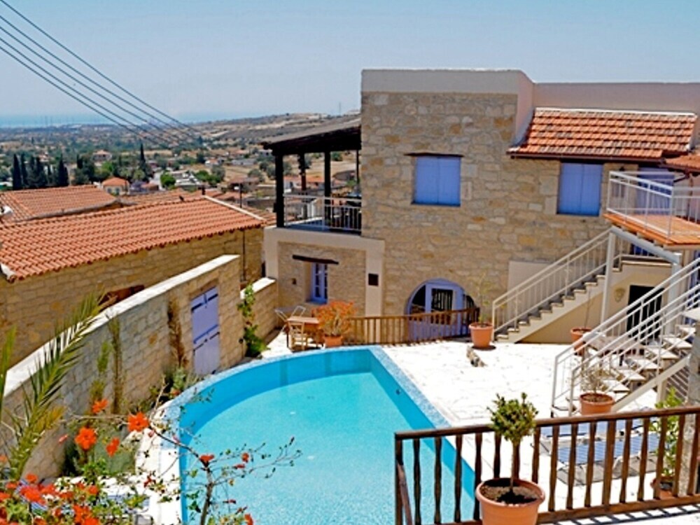 Точни: Danae House Ta Kent