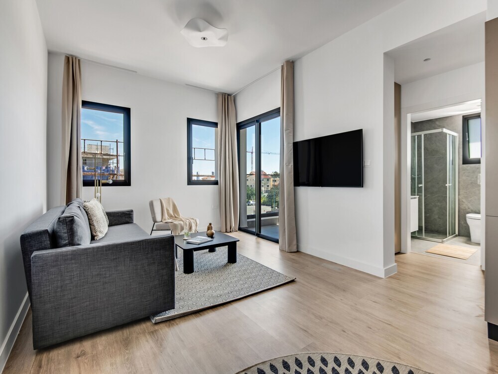 Лимассол: Sanders Crystal 2 - Cute 1-bdr Apt With Shared Rooftop