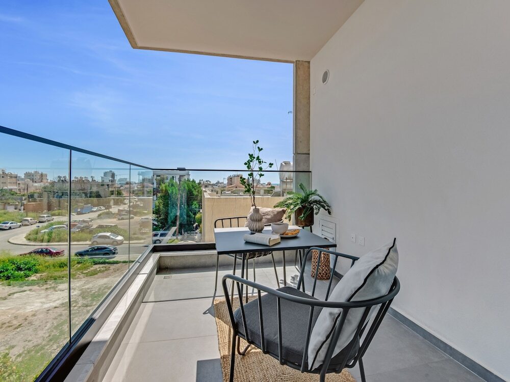 Лимассол: Sanders Crystal 2 - Petite 2-bdr Apt With Shared Rooftop