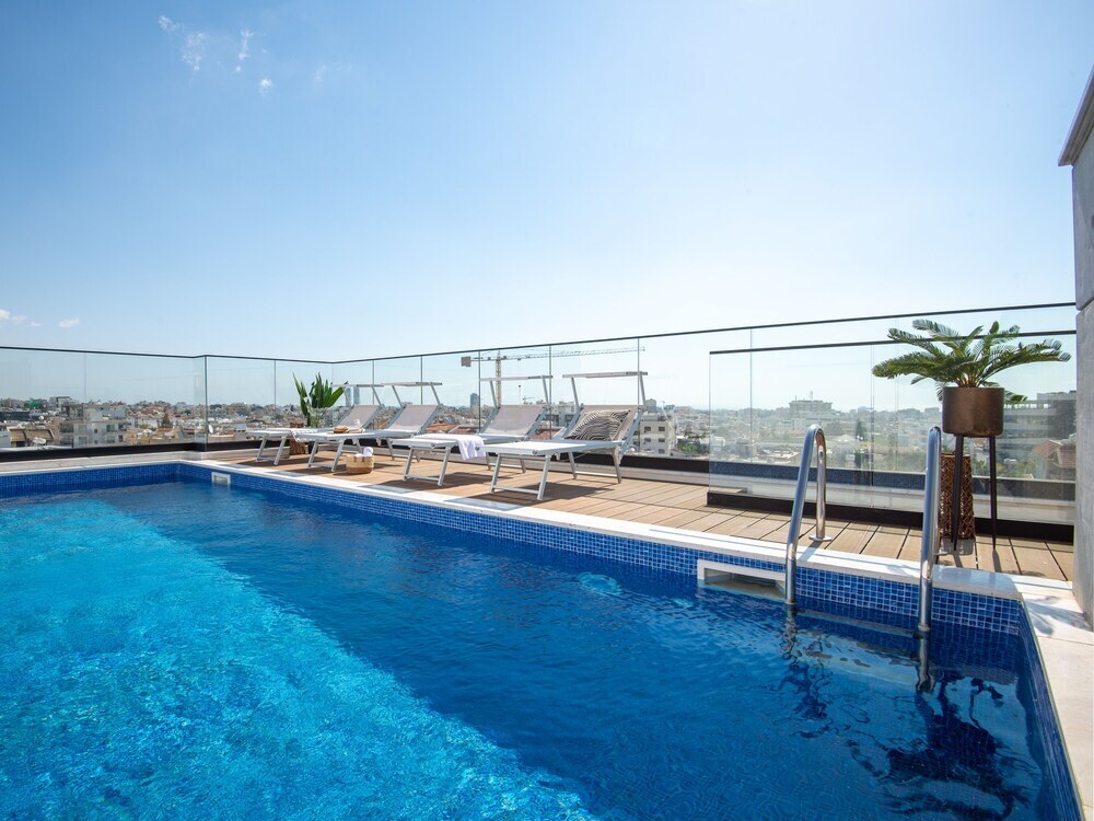 Лимассол: Sanders Crystal 1 Pleasant 3-bdr Apt With Shared Pool