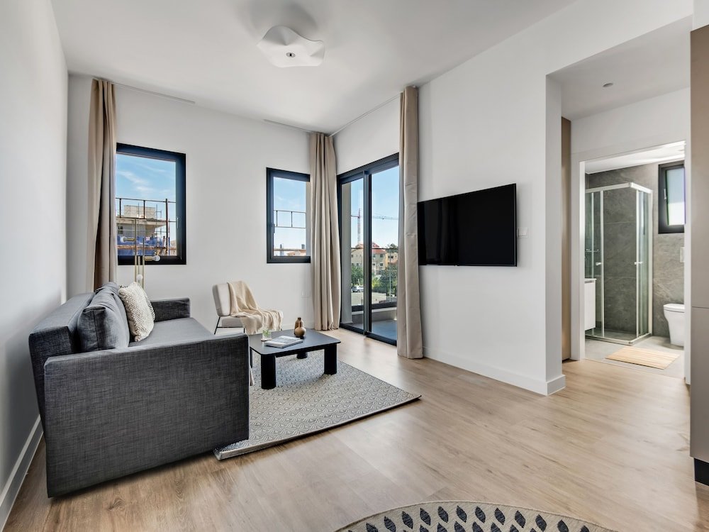 Лимассол: Sanders Crystal 2 - Humble 1-bdr Apt With Shared Rooftop