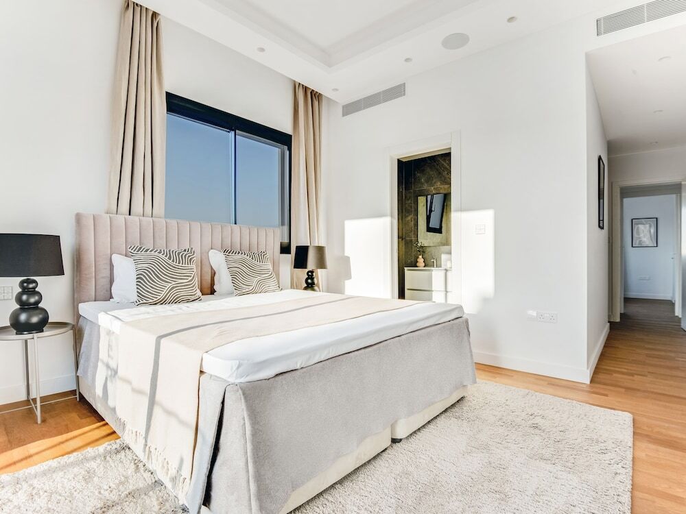 Лимассол: Sanders Crystal 1 - Large 4-bdr Penthouse With Shared Pool