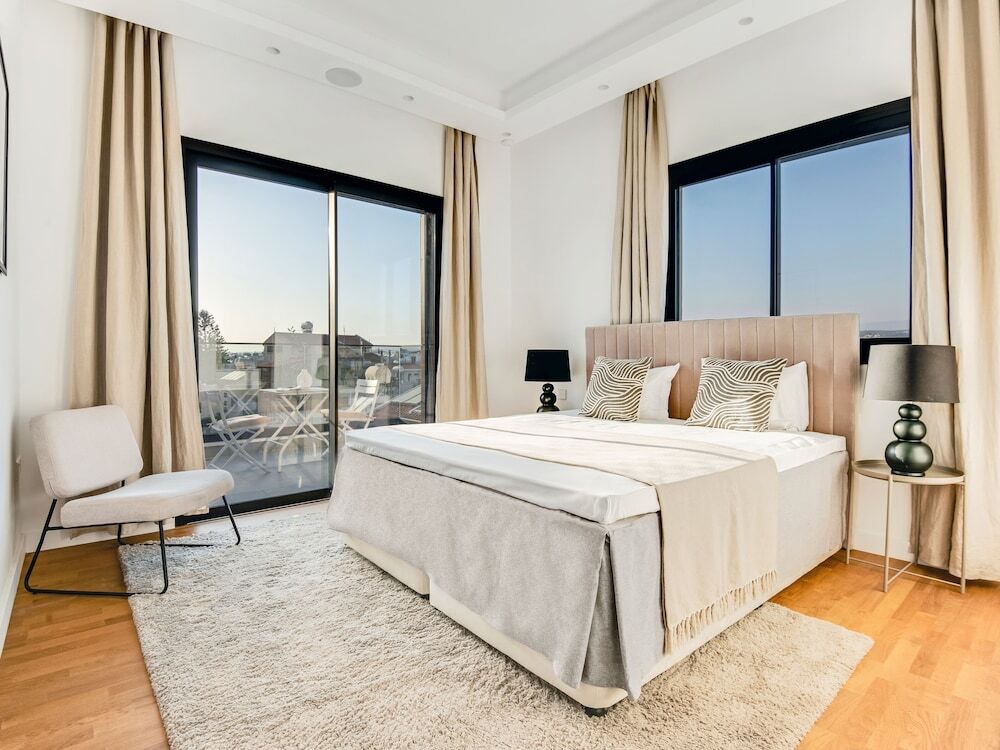 Лимассол: Sanders Crystal 1 - Large 4-bdr Penthouse With Shared Pool