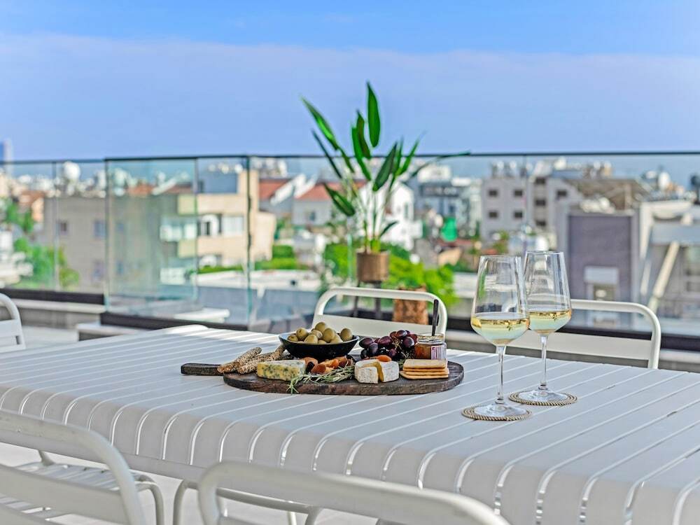 Лимассол: Sanders Crystal 1 - Large 4-bdr Penthouse With Shared Pool