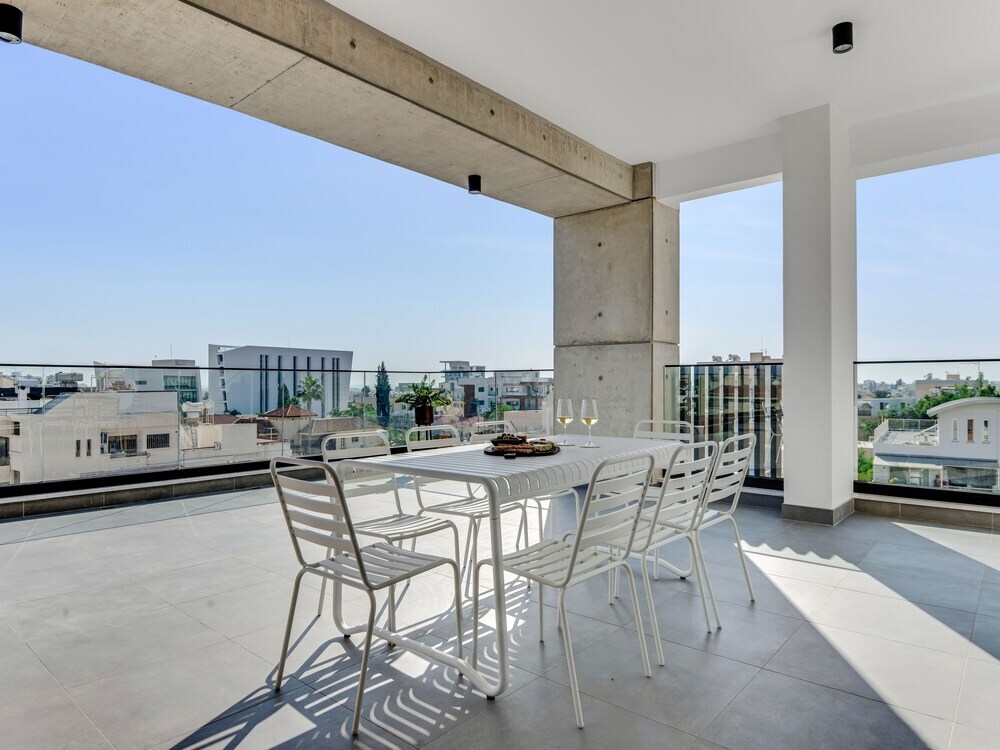 Лимассол: Sanders Crystal 1 - Large 4-bdr Penthouse With Shared Pool