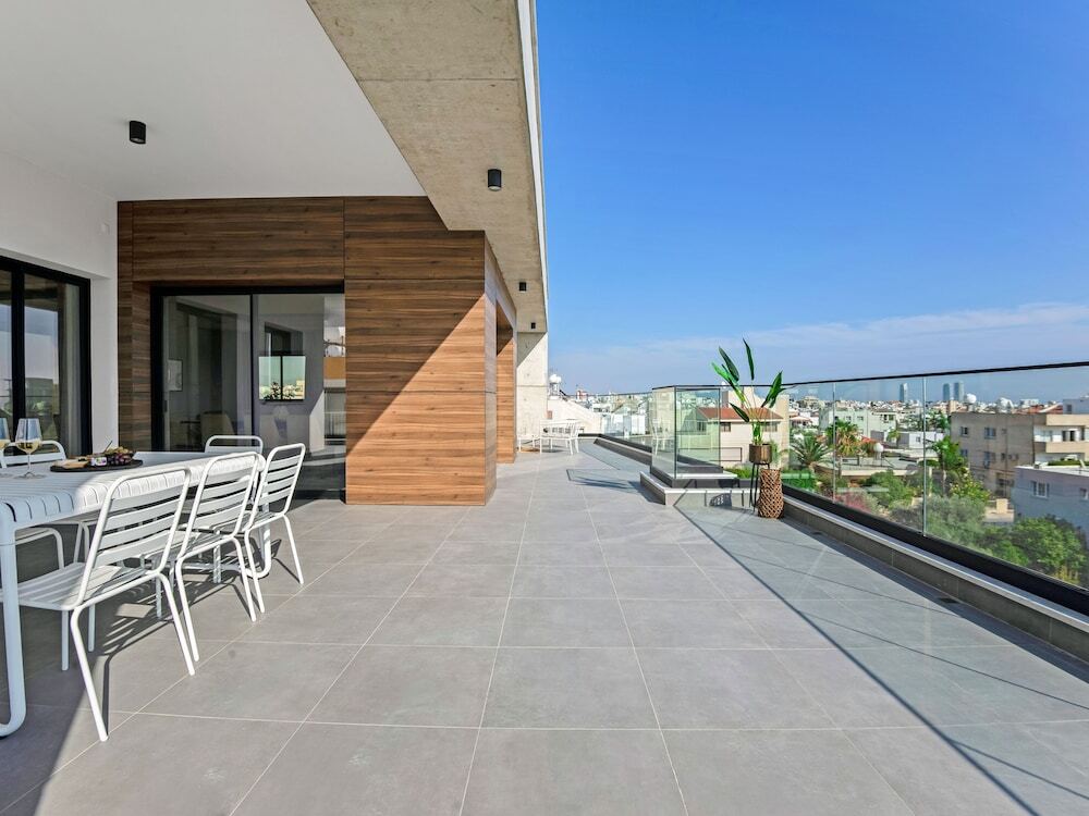Лимассол: Sanders Crystal 1 - Large 4-bdr Penthouse With Shared Pool
