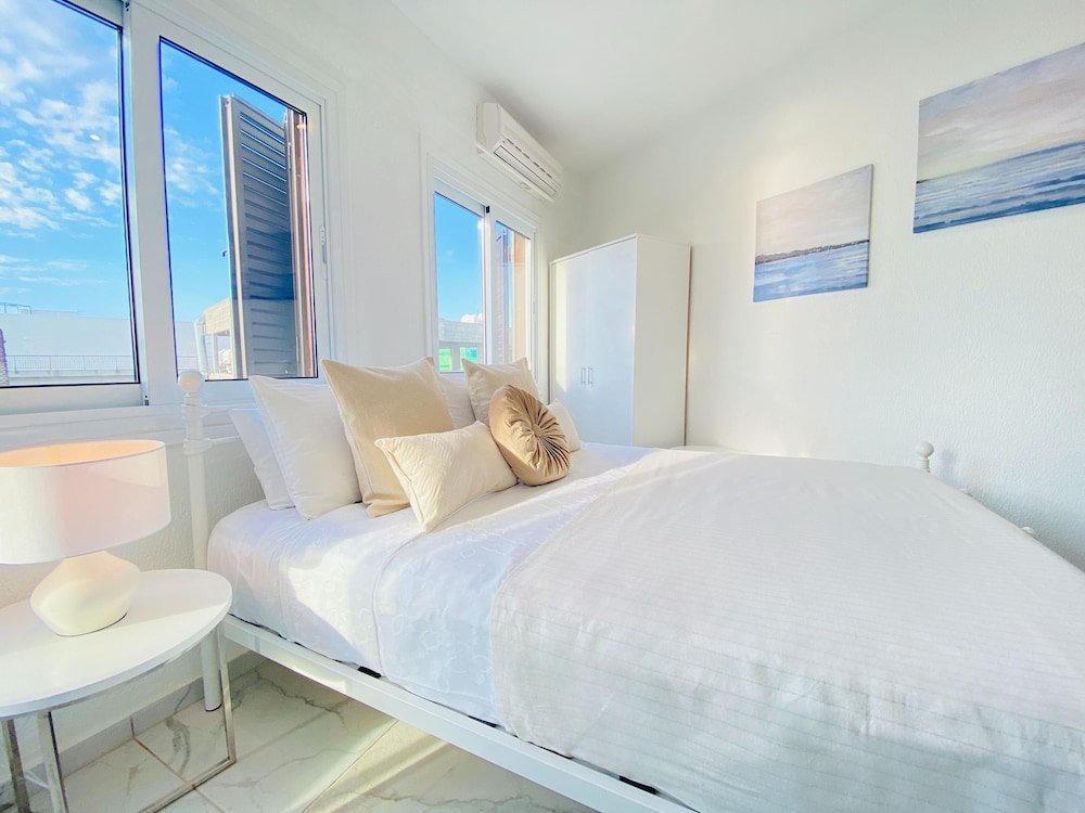 Пафос: Phaedrus Living Luxury Flat Lighthouse75