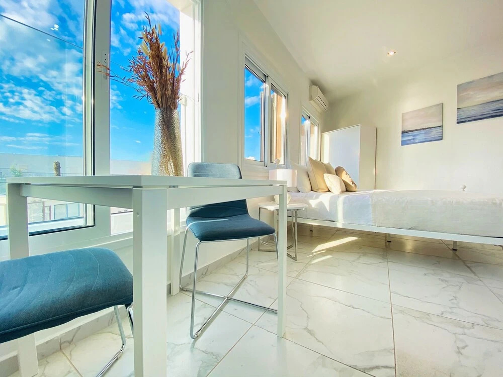 Пафос: Phaedrus Living Luxury Flat Lighthouse75