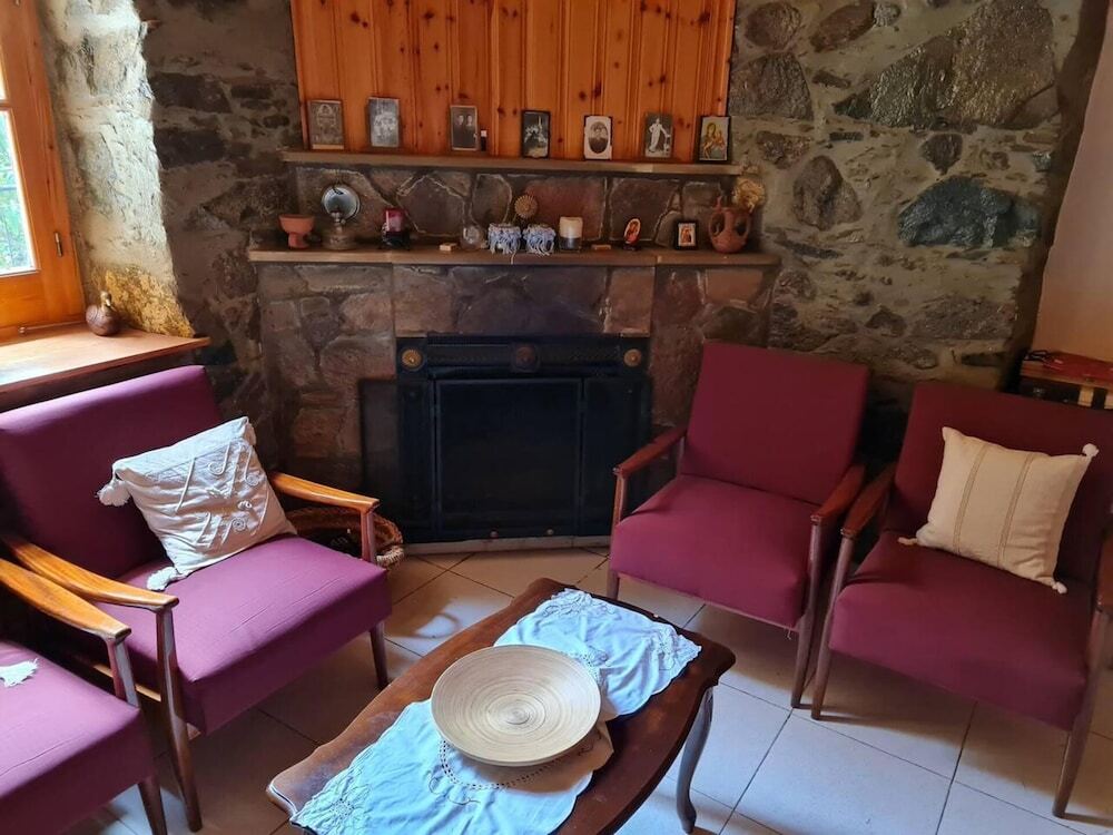 Elpiniki's Old Three Bedroom House — фото 6