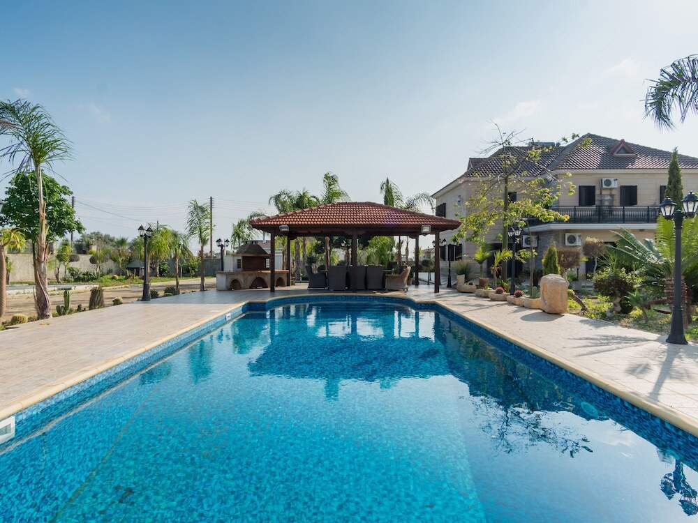 Лимассол: Sanders Ipsonas - Generous Holiday Home w Balcony