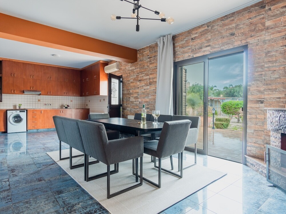 Лимассол: Sanders Ipsonas - Generous Holiday Home w Balcony