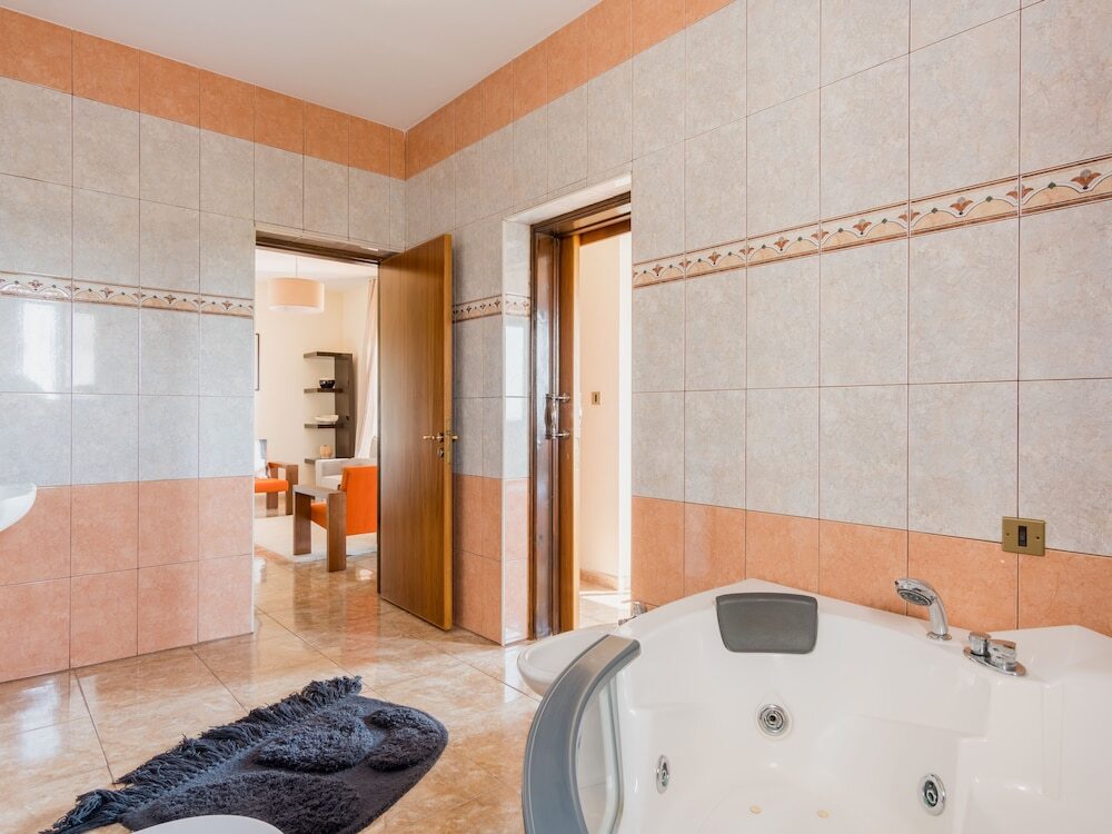 Лимассол: Sanders Ipsonas - Generous Holiday Home w Balcony
