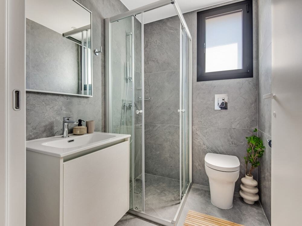 Sanders Crystal 2 - Lovely 2-bdr Apt With Shared Rooftop — фото 4