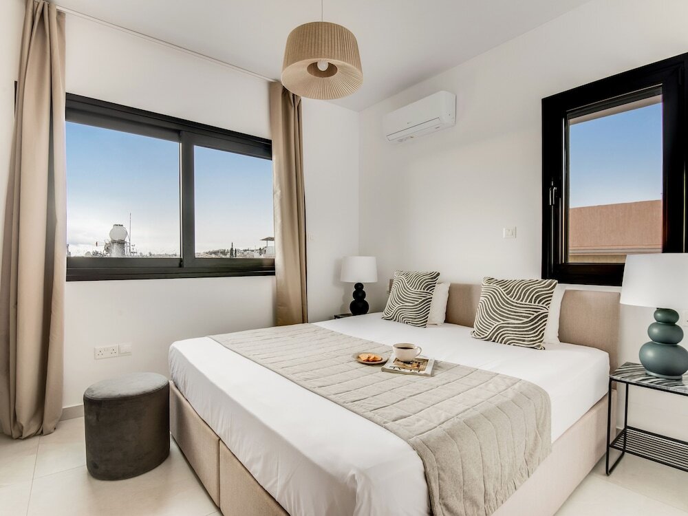 Айос-Атанасиос: Sanders Only - Charming 2-bdr Apt With Balcony