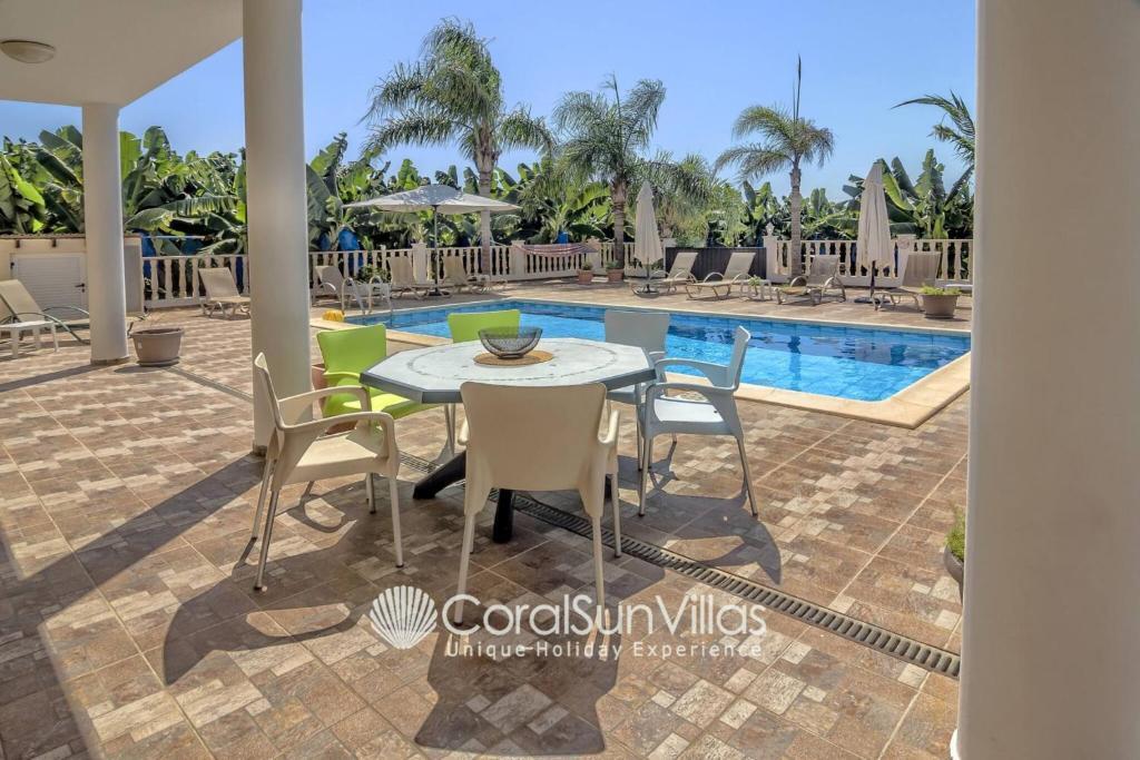 Пейя: Impressive Villa Exclusive Sea Caves Walk to Taverns Sleeps 11 Ref 507