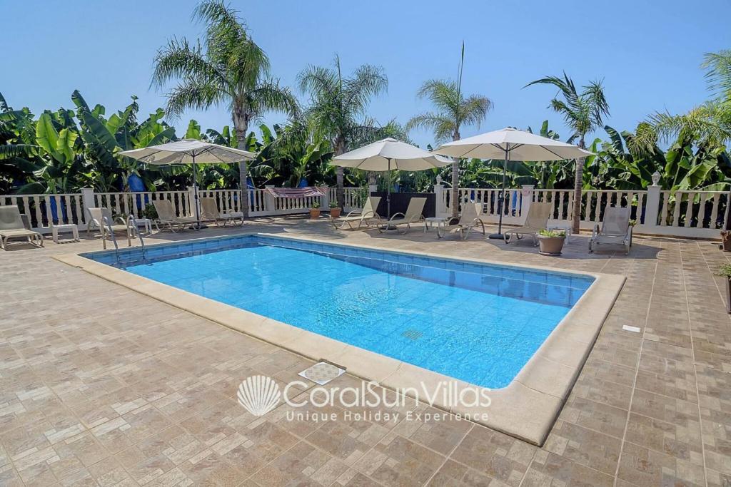 Пейя: Impressive Villa Exclusive Sea Caves Walk to Taverns Sleeps 11 Ref 507