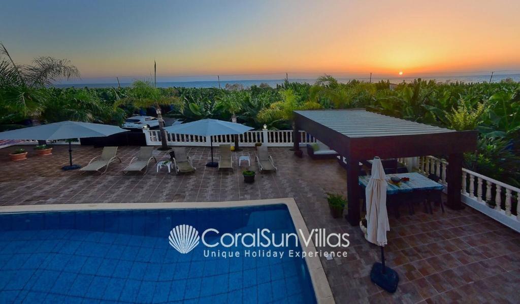 Пейя: Impressive Villa Exclusive Sea Caves Walk to Taverns Sleeps 11 Ref 507