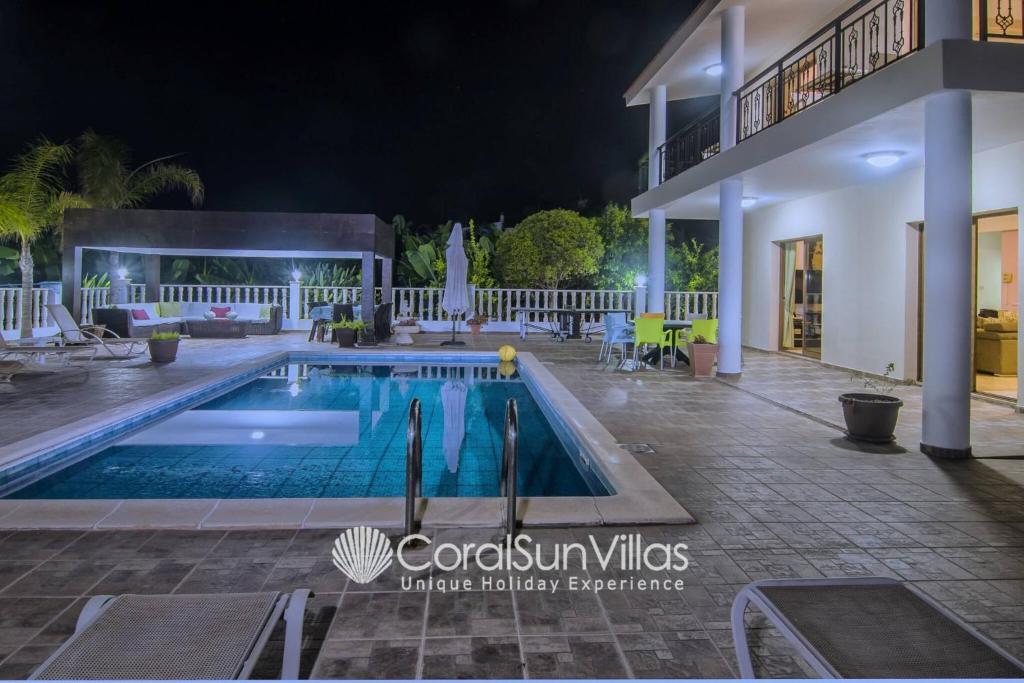 Пейя: Impressive Villa Exclusive Sea Caves Walk to Taverns Sleeps 11 Ref 507