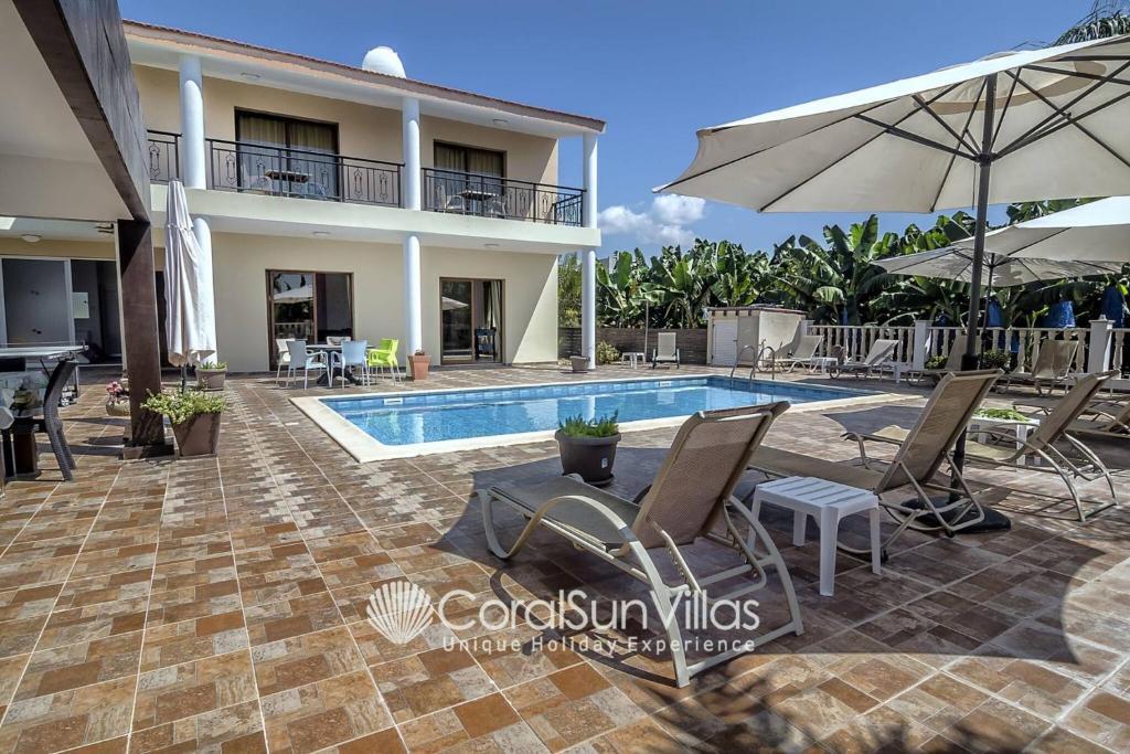 Пейя: Impressive Villa Exclusive Sea Caves Walk to Taverns Sleeps 11 Ref 507