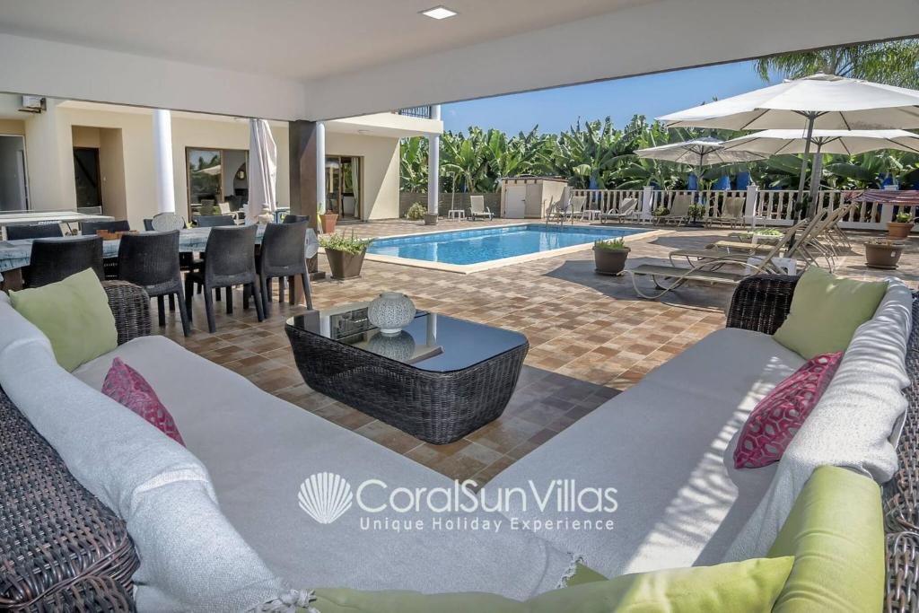 Пейя: Impressive Villa Exclusive Sea Caves Walk to Taverns Sleeps 11 Ref 507