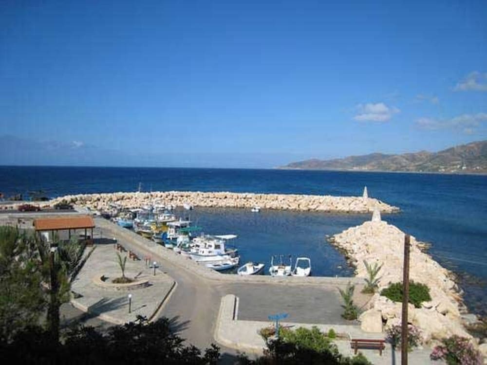 Помос: Villa Only 50m To The Sea, Sleeps 12, Polis