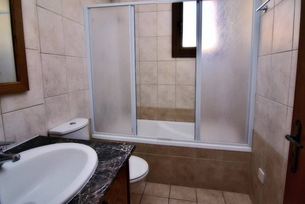 Помос: Villa Only 50m To The Sea, Sleeps 12, Polis