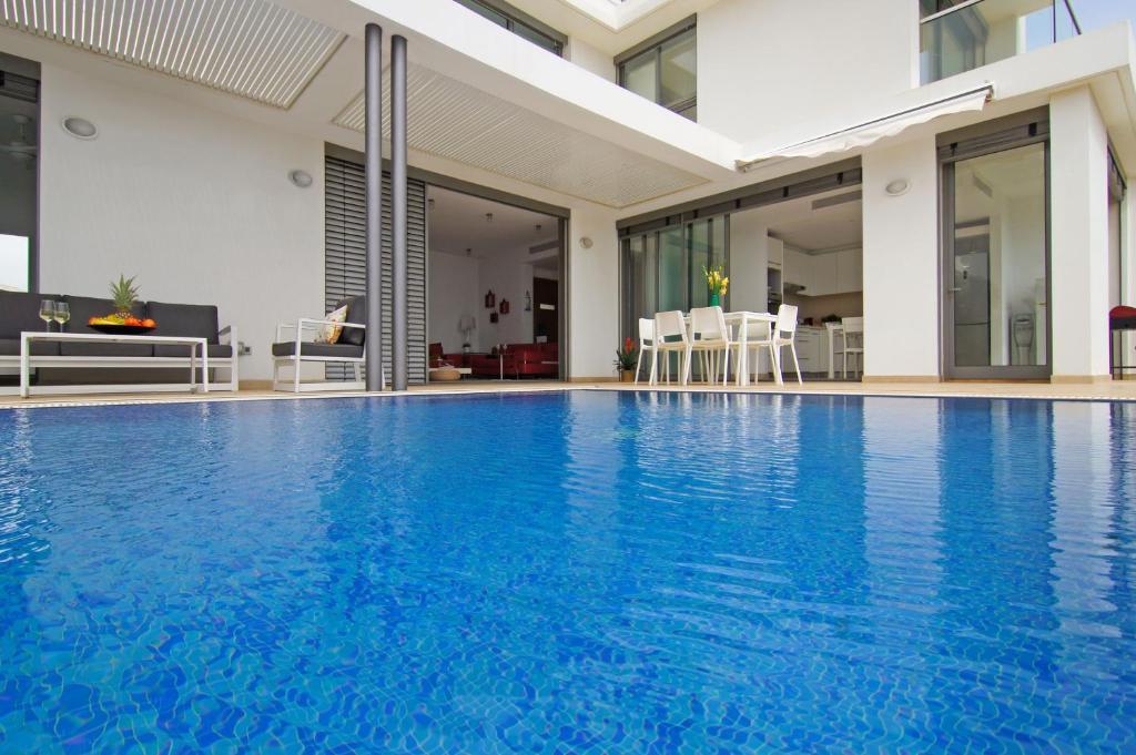 Айя-Напа: Villa Napa Seaside