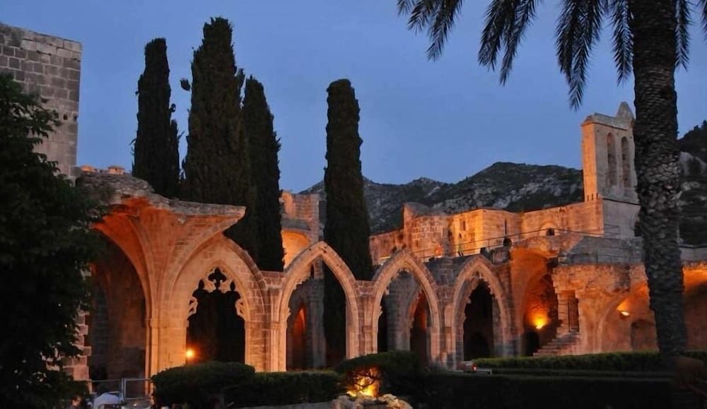 Чаталкой: Bellapais Abbey Hotel