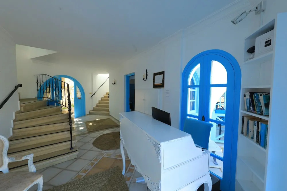 Чаталкой: Bellapais Abbey Hotel