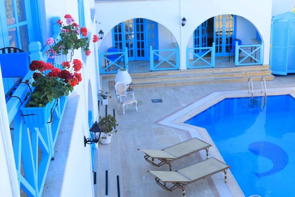 Чаталкой: Bellapais Abbey Hotel