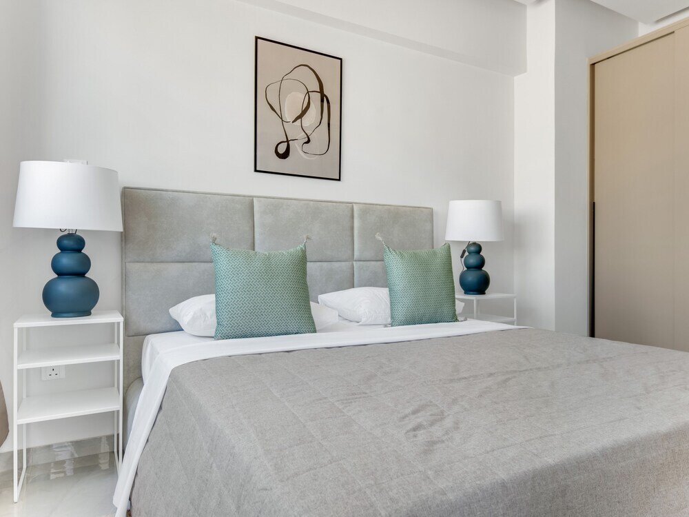 Sanders Crystal - Inviting  2-bdr Apt w Balcony — фото 2