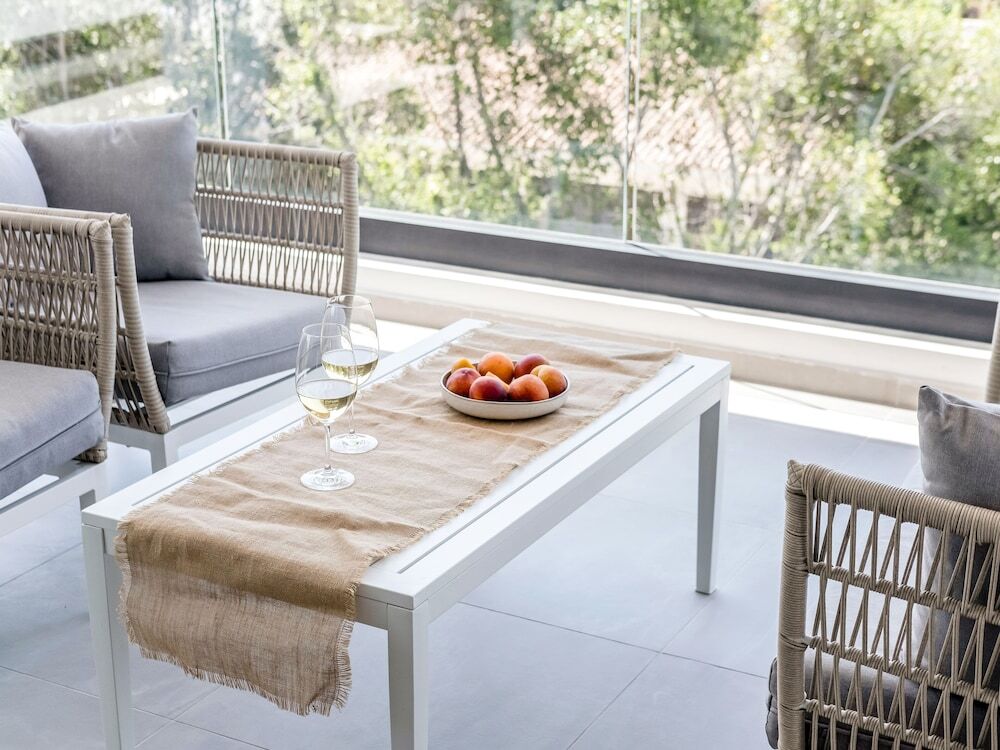Лимассол: Sanders Park Central - Nice 2-Bdr Apt W Balcony
