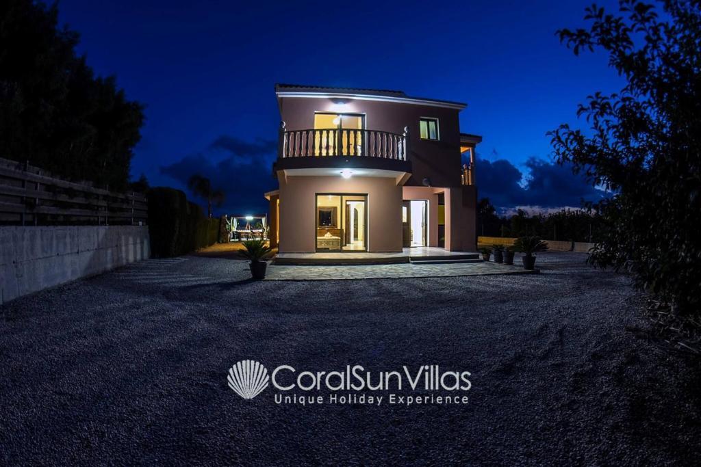 Family Villa Short Walk To Coral Bay Strip 5 Min and Pub, Shops etc — фото 1